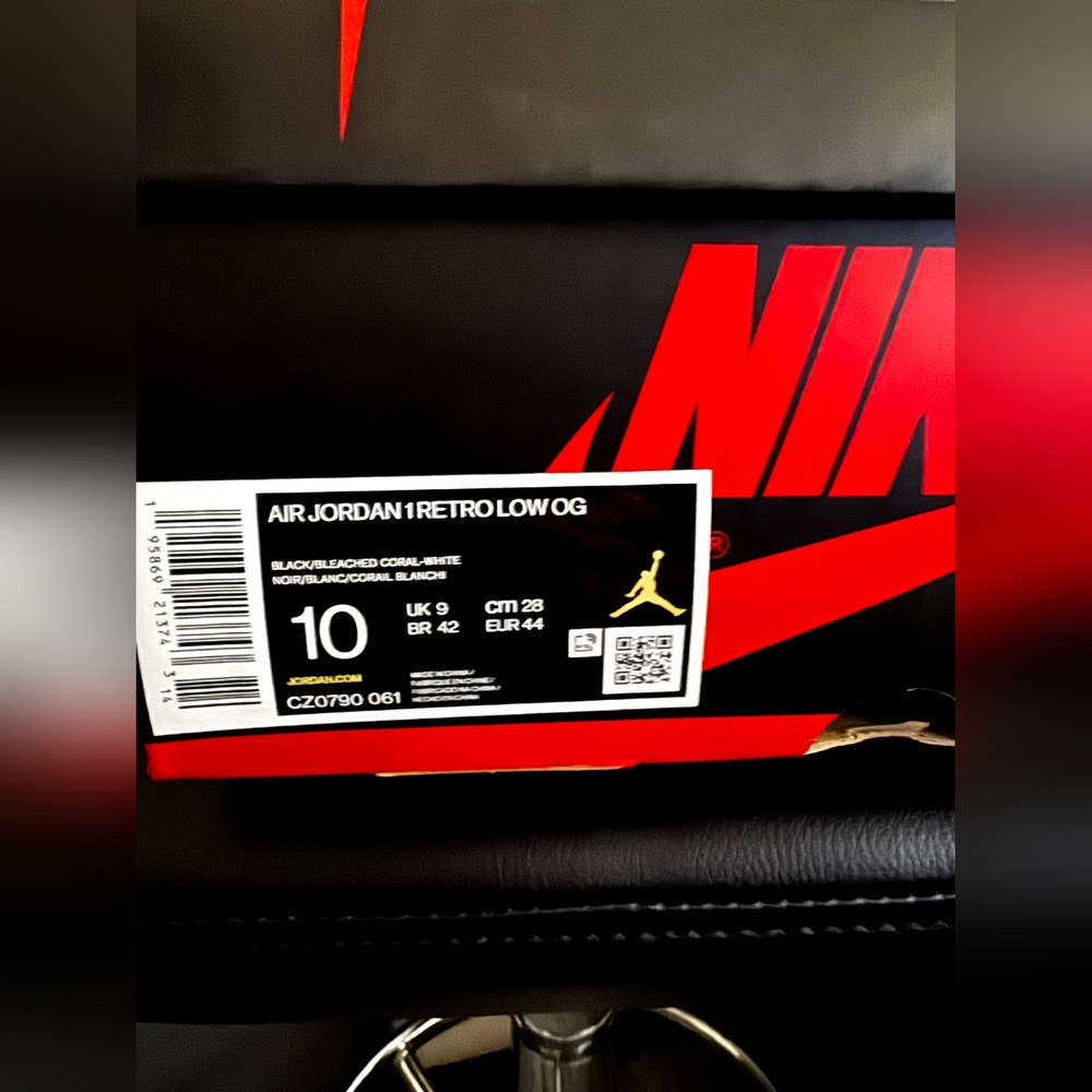 Nike Air Jordan 1 Retro Low OG Sneakers - Picture 2 of 6